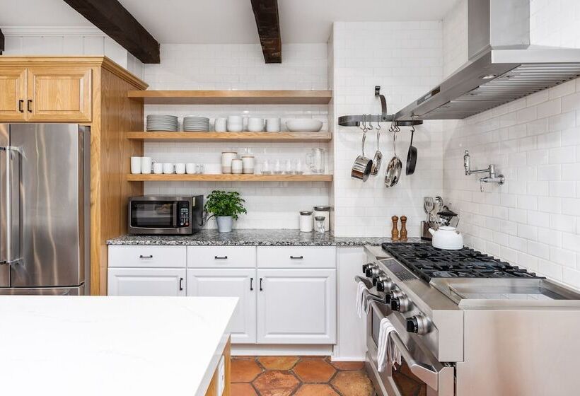 צימר Grape Escape Inn & Suites