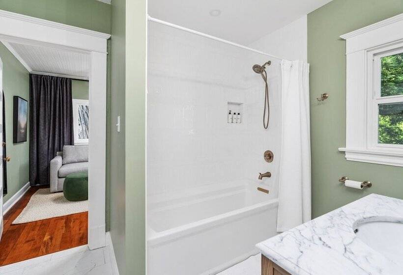 צימר Grape Escape Inn & Suites