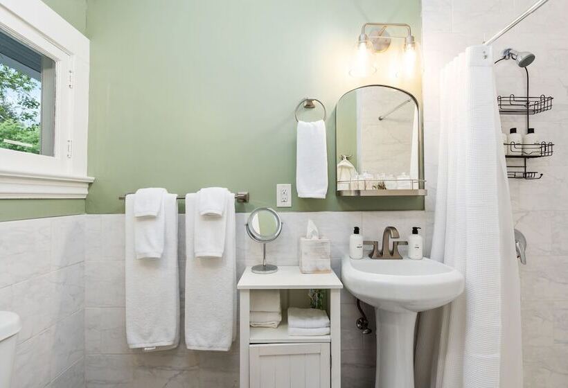 צימר Grape Escape Inn & Suites