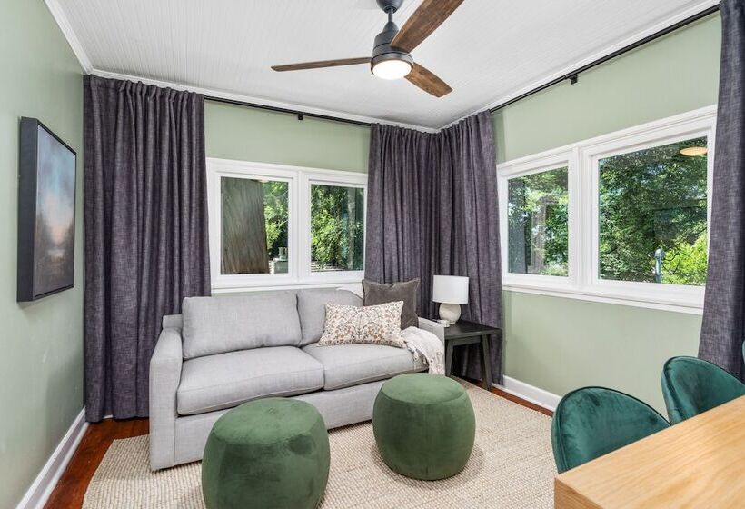 צימר Grape Escape Inn & Suites