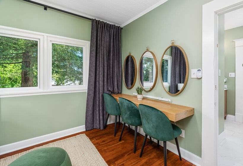 צימר Grape Escape Inn & Suites