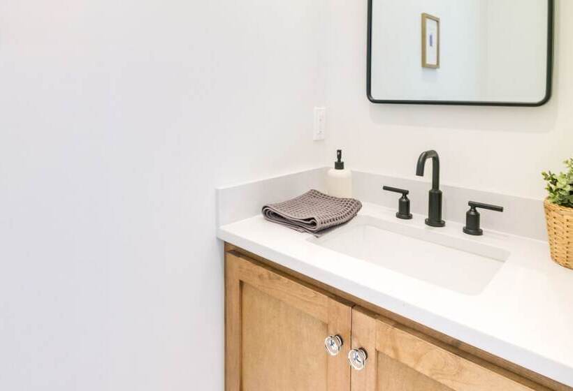 Belmont Vacation Home W/ Fire Pit: Walk Downtown!