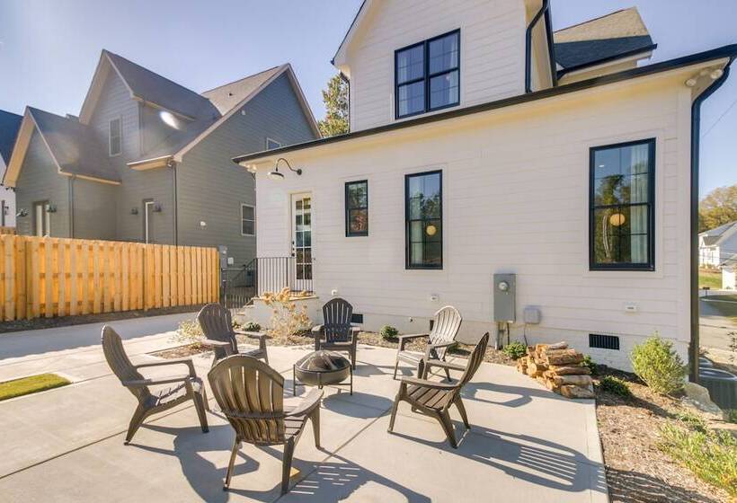 Belmont Vacation Home W/ Fire Pit: Walk Downtown!