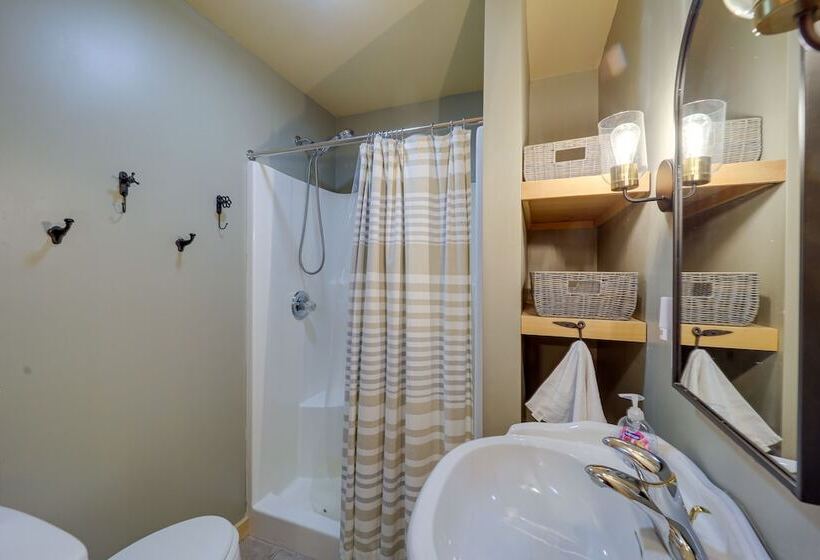 Blowing Rock Escape W/ Covered Deck & Fire Pit