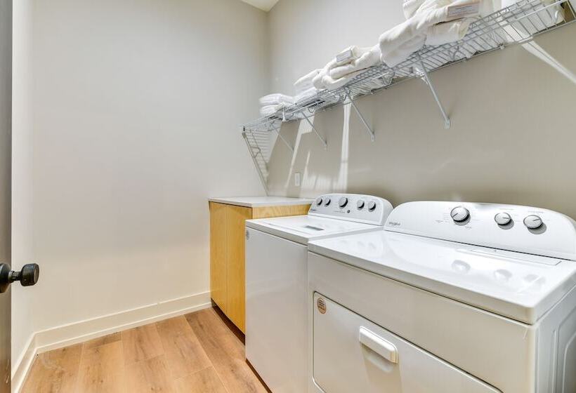 Bright Mooresville Retreat, Steps To Lake Norman!