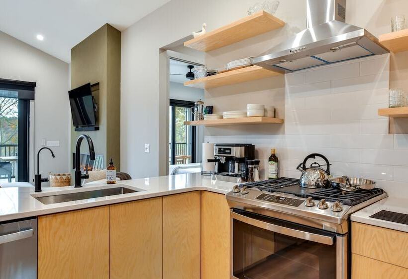 Bright Mooresville Retreat, Steps To Lake Norman!