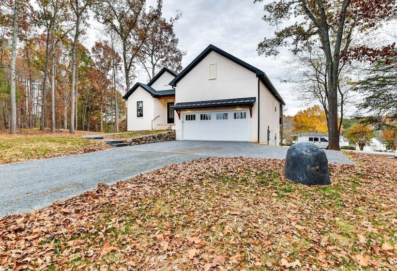 Bright Mooresville Retreat, Steps To Lake Norman!