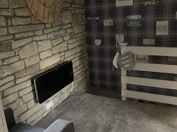 Captivating 1 Bed Cottage In Halifax