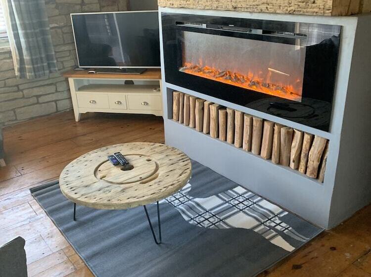 Captivating 1 Bed Cottage In Halifax