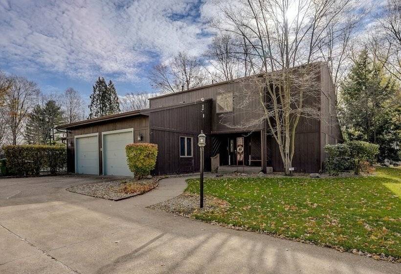 Cassopolis Vacation Home Walk To Diamond Lake!