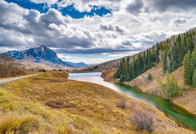 Cb Trailhouse Walk To Meridian Lake!