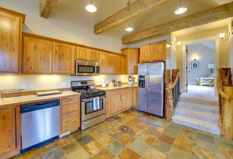 Cb Trailhouse Walk To Meridian Lake!