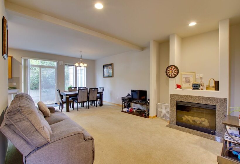 Charming Everett Townhome   3 Mi To Downtown!