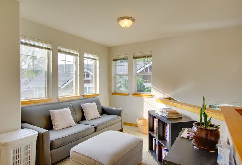 Charming Everett Townhome   3 Mi To Downtown!