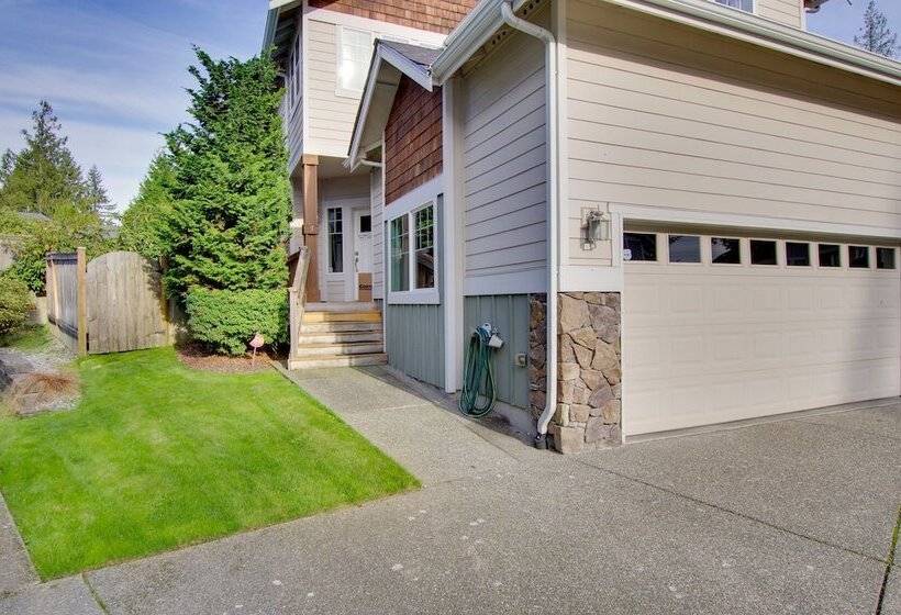 Charming Everett Townhome   3 Mi To Downtown!