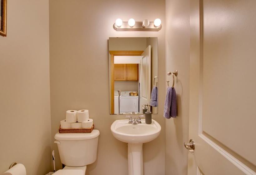 Charming Everett Townhome   3 Mi To Downtown!