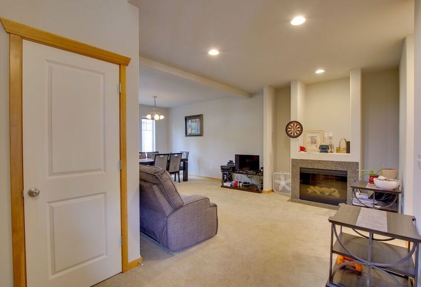 Charming Everett Townhome   3 Mi To Downtown!