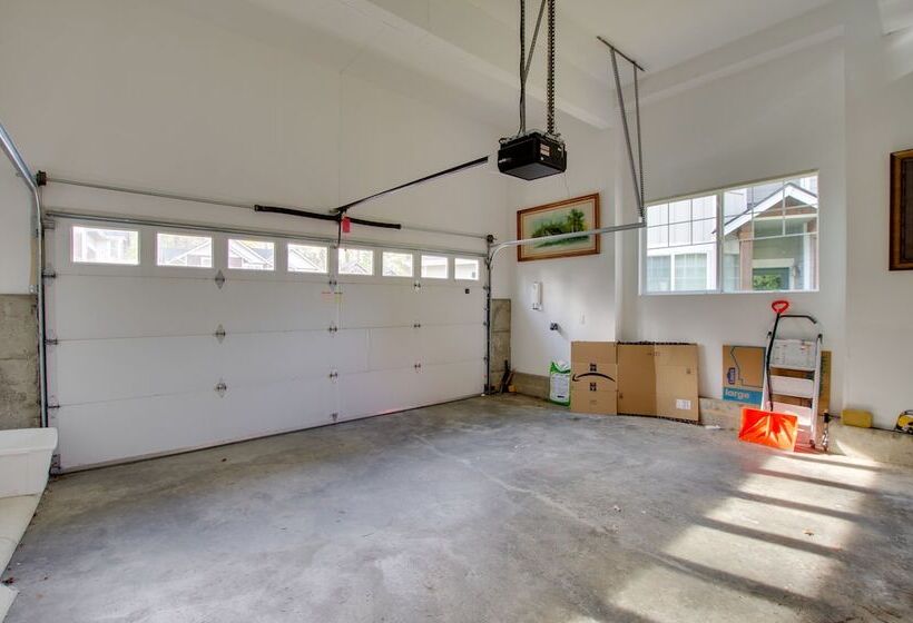 Charming Everett Townhome   3 Mi To Downtown!