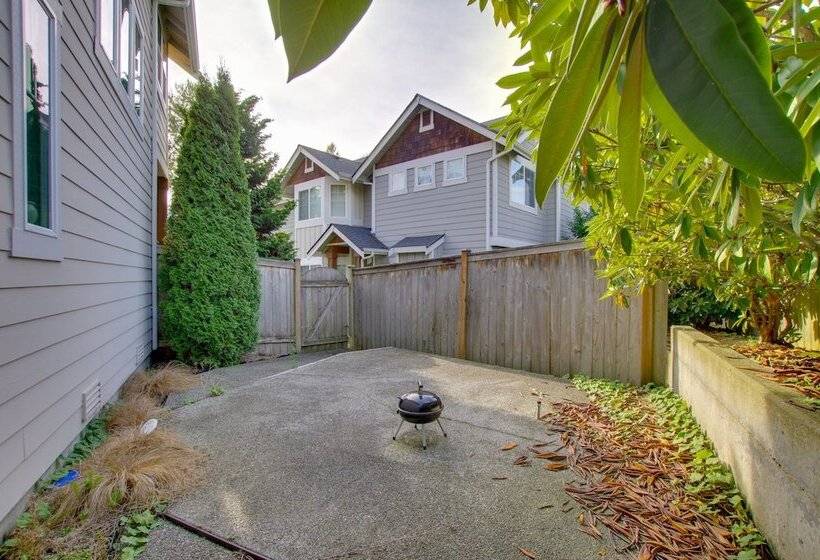 Charming Everett Townhome   3 Mi To Downtown!