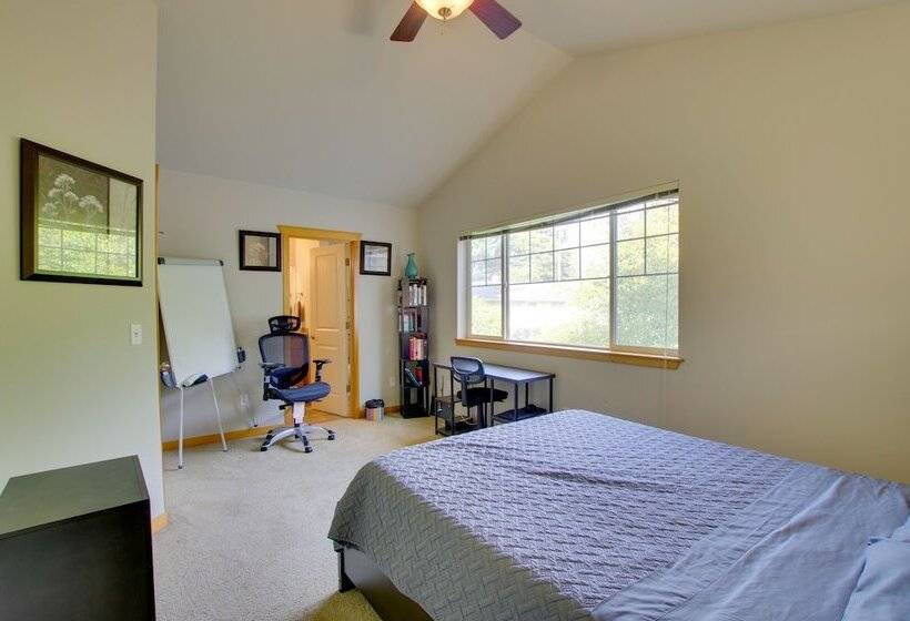 Charming Everett Townhome   3 Mi To Downtown!