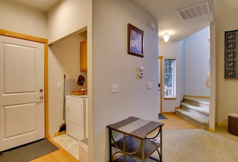 Charming Everett Townhome   3 Mi To Downtown!