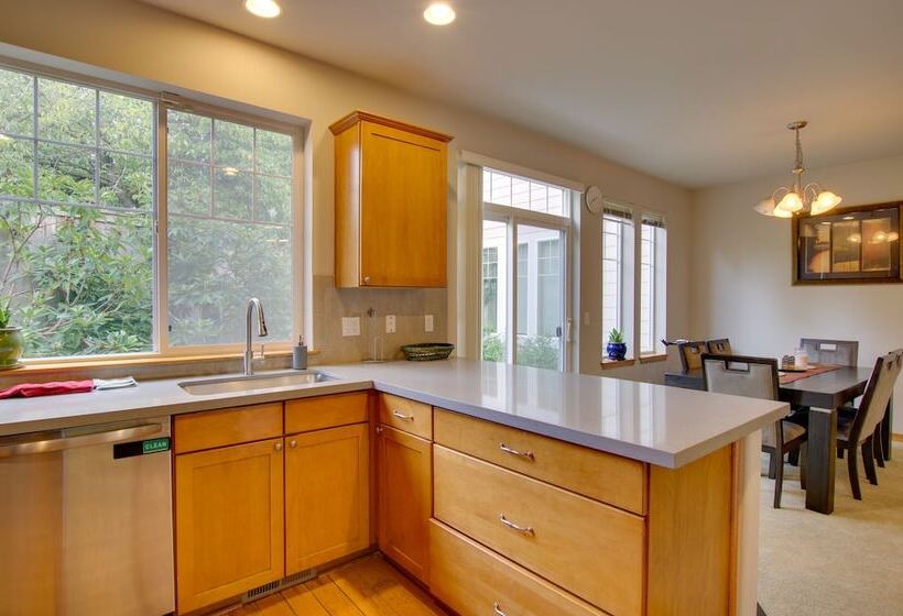 Charming Everett Townhome   3 Mi To Downtown!