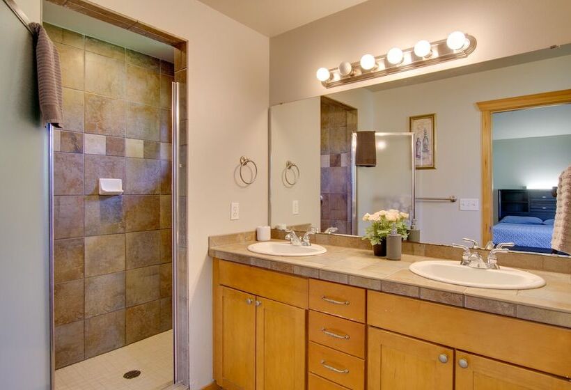 Charming Everett Townhome   3 Mi To Downtown!