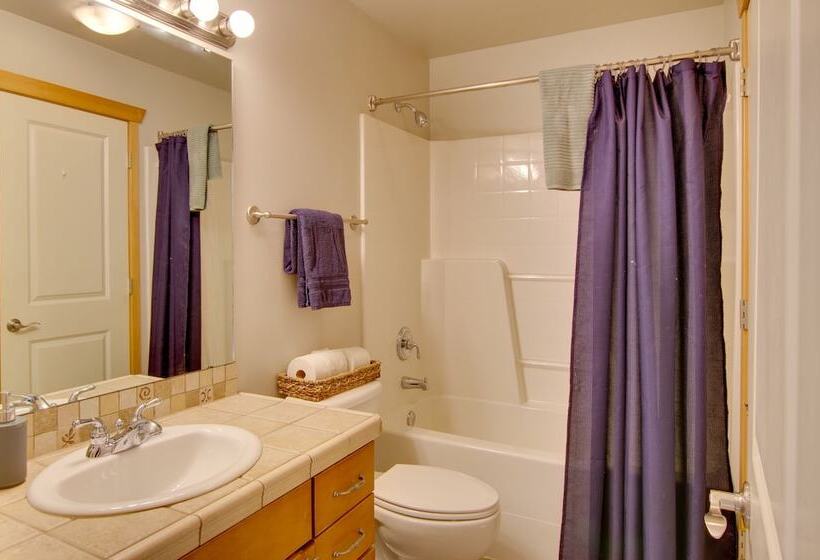 Charming Everett Townhome   3 Mi To Downtown!