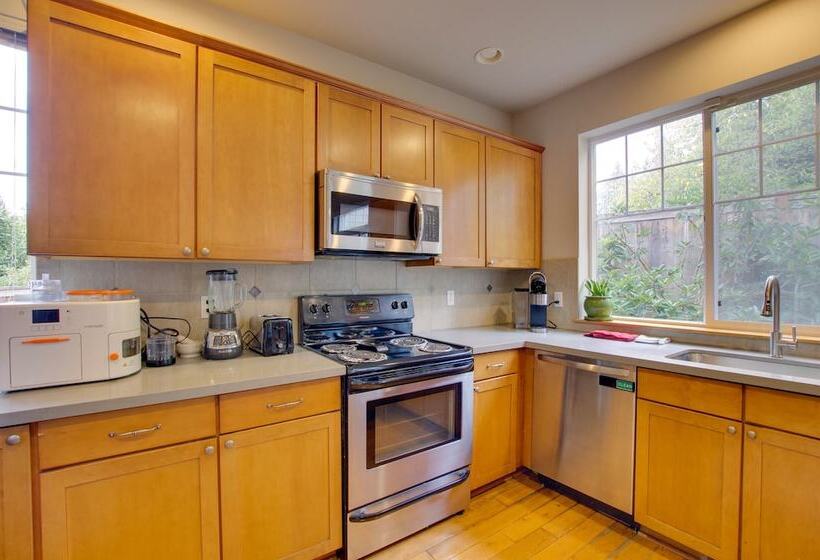 Charming Everett Townhome   3 Mi To Downtown!