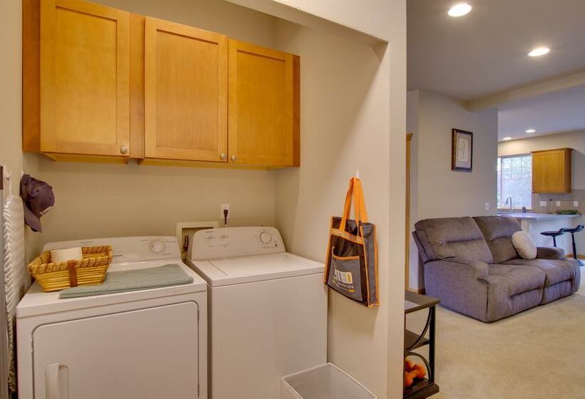 Charming Everett Townhome   3 Mi To Downtown!