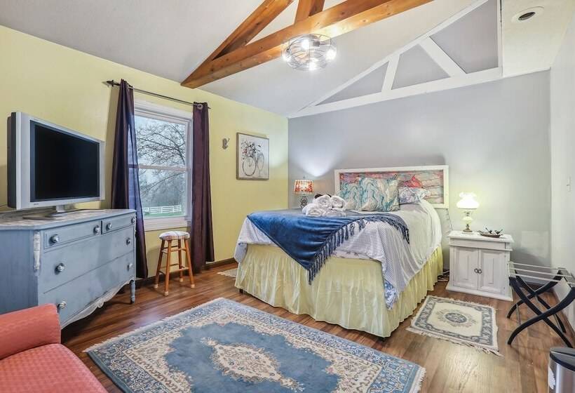 Charming Union Home W/ Backyard, Fire Pit!