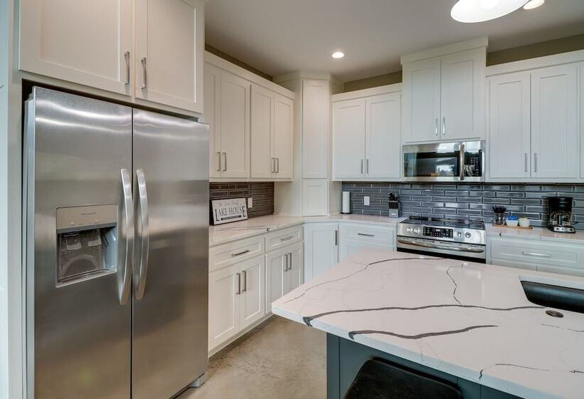 Chic Arkansas Retreat W/ Patio, Grill & Fire Pit!