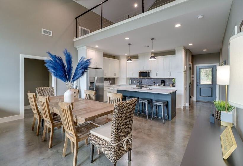 Chic Arkansas Retreat W/ Patio, Grill & Fire Pit!