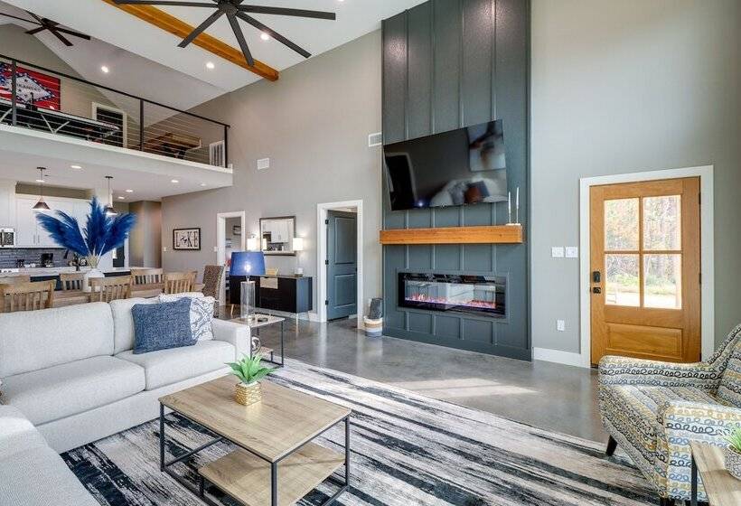 Chic Arkansas Retreat W/ Patio, Grill & Fire Pit!