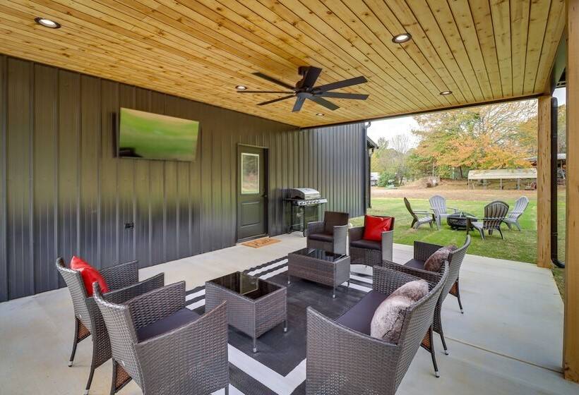 Chic Arkansas Retreat W/ Patio, Grill & Fire Pit!