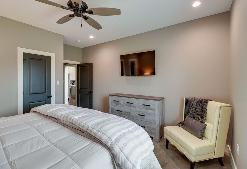 Chic Arkansas Retreat W/ Patio, Grill & Fire Pit!