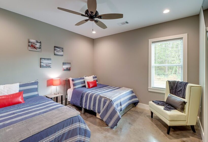 Chic Arkansas Retreat W/ Patio, Grill & Fire Pit!