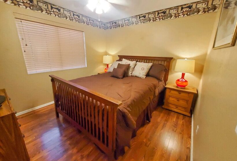 Comfortable Phoenix Area Home On Golf Course!