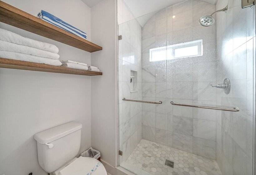 Charming 2 Bdr Seaside Cottage 5 Min To Beach!