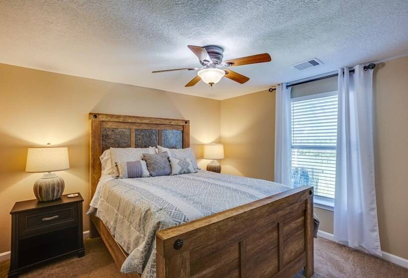 Pet Friendly Conroe Hideaway W/ Porch & Fire Pit