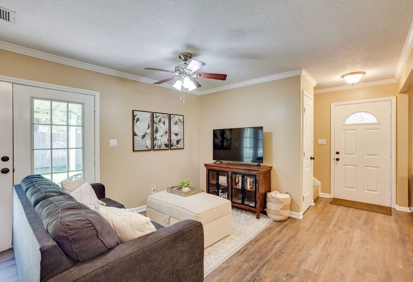 Pet Friendly Conroe Hideaway W/ Porch & Fire Pit