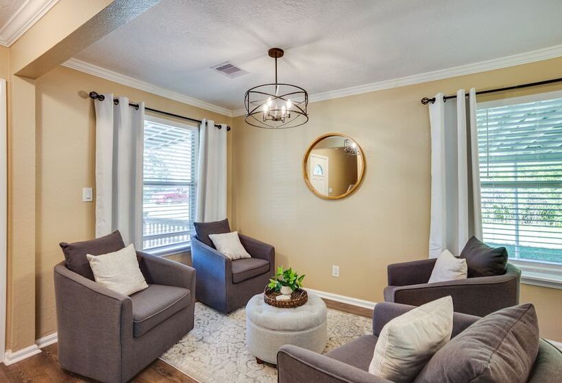 Pet Friendly Conroe Hideaway W/ Porch & Fire Pit