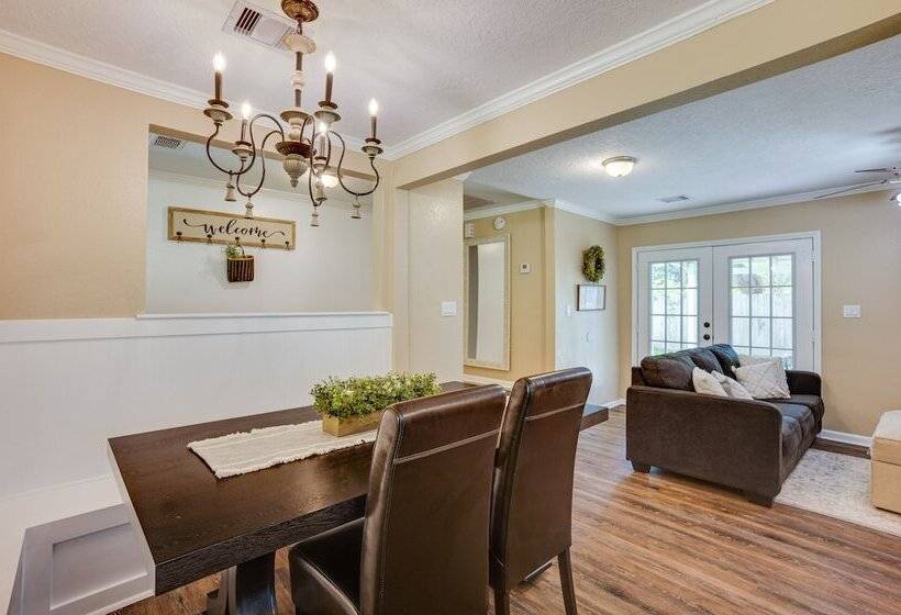 Pet Friendly Conroe Hideaway W/ Porch & Fire Pit