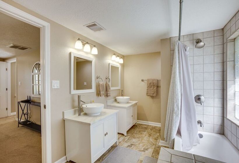 Pet Friendly Conroe Hideaway W/ Porch & Fire Pit