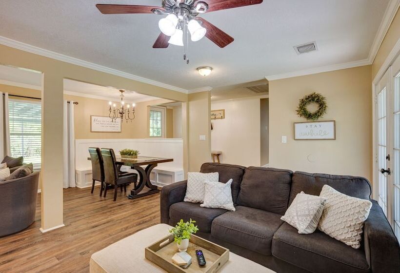 Pet Friendly Conroe Hideaway W/ Porch & Fire Pit