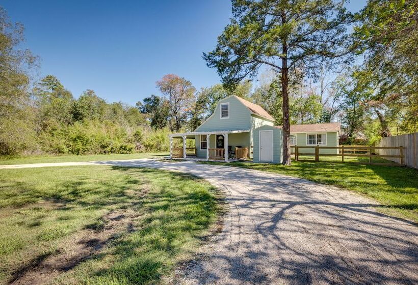 Pet Friendly Conroe Hideaway W/ Porch & Fire Pit