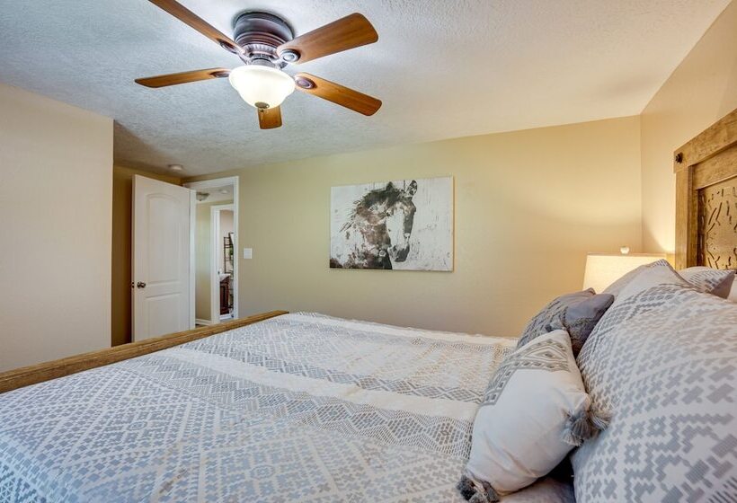 Pet Friendly Conroe Hideaway W/ Porch & Fire Pit