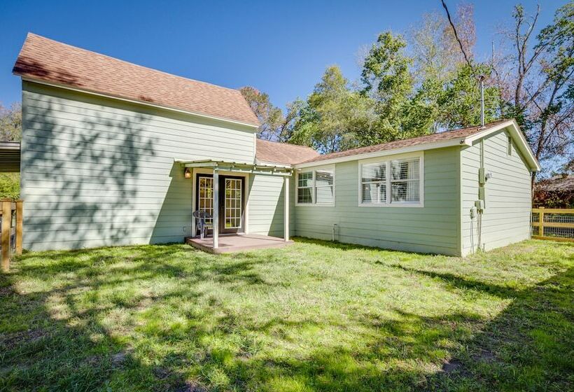 Pet Friendly Conroe Hideaway W/ Porch & Fire Pit