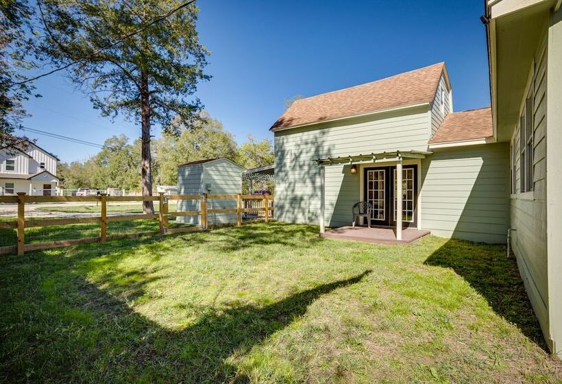 Pet Friendly Conroe Hideaway W/ Porch & Fire Pit