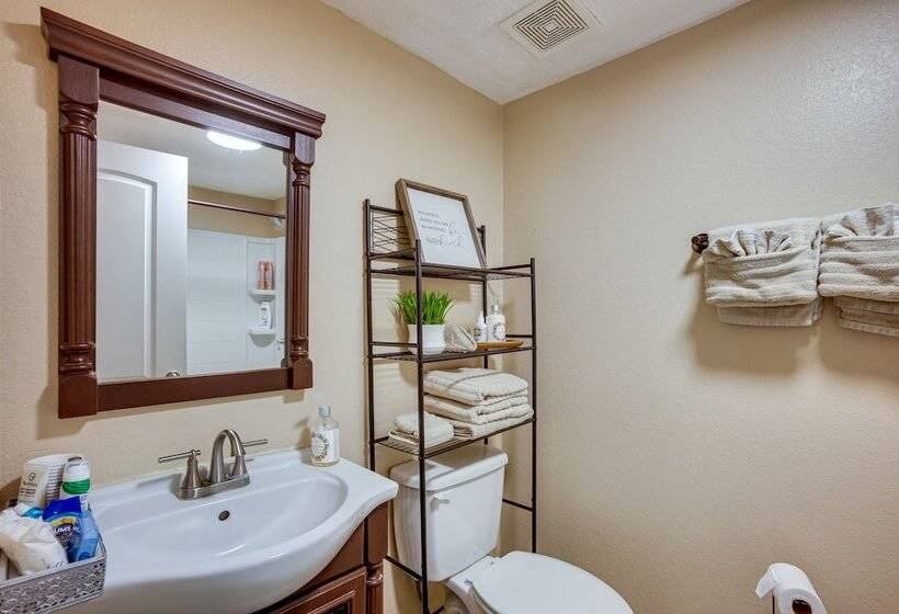 Pet Friendly Conroe Hideaway W/ Porch & Fire Pit